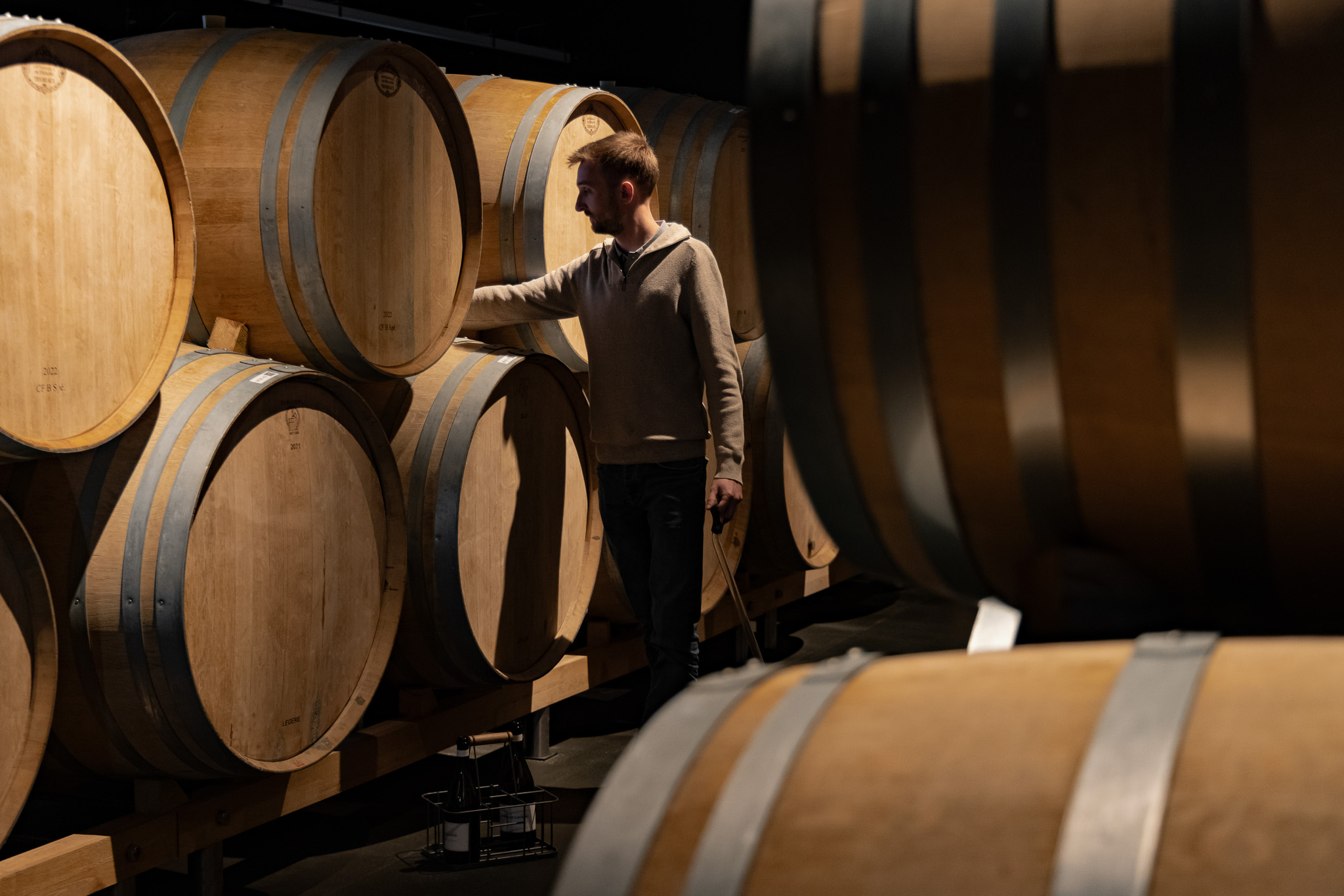 Weinlager, Weinfass, Holzbottiche, Barrel racks, Person standing